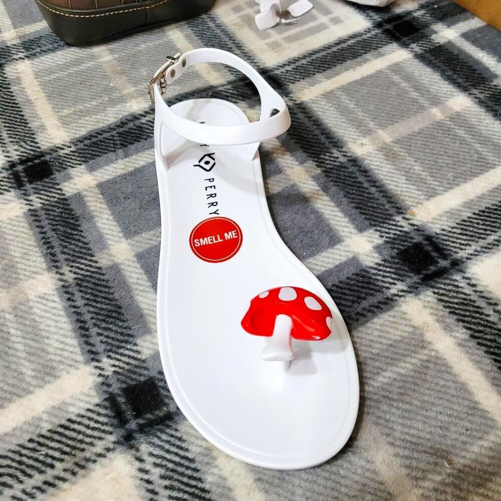 P9999-NIB-Katy Perry White Mushroom Geli Sandals SZ 7M